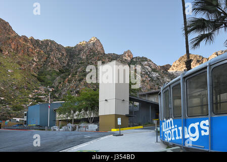 PALM SPRINGS, CA - 25 mars 2017 : Tramway Aérien de Palm Springs Valley Station. Depuis 1963, près de 18 millions de personnes ont parcouru les 10 minutes, 2,5-mi Banque D'Images