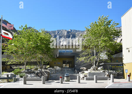 PALM SPRINGS, CA - 25 mars 2017 : Tramway Aérien de Palm Springs Station stationnement supérieur. Depuis 1963, près de 18 millions de personnes ont parcouru le Banque D'Images