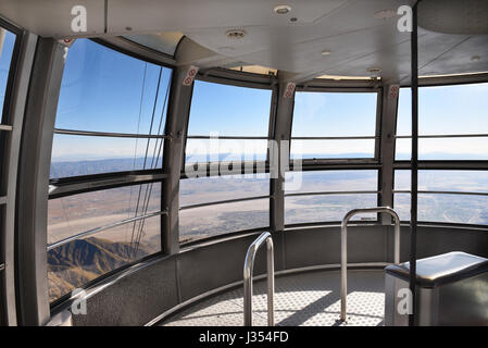 PALM SPRINGS, CA - 25 mars 2017 : Tramway Aérien de Palm Springs Intérieur voiture de tramway. Depuis 1963, près de 18 millions de personnes ont parcouru les 10 minutes, 2.5 Banque D'Images