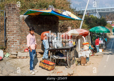 Vie locale : typique de la rue en bordure de plateau (chai) barrow à roues par blocage de l'Himachal Pradesh, stade de cricket de Dharamshala, Himachal Pradesh, Inde Banque D'Images