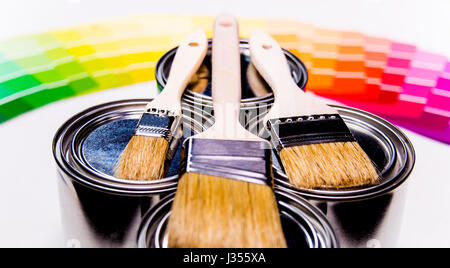 pinceaux, pinceaux et échantillons de peinture à l'arrière Banque D'Images