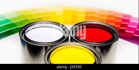 peignez des échantillons de couleur dans des boîtes de peinture blanches, rouges, jaunes et blanches Banque D'Images