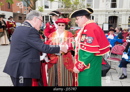 Les gagnants des Best Dressed Couple - Kevin et Melanie Knapp - Sturminster Newton. Prix remis par le maire de Paris et conseiller Sue Cook Présidents Banque D'Images