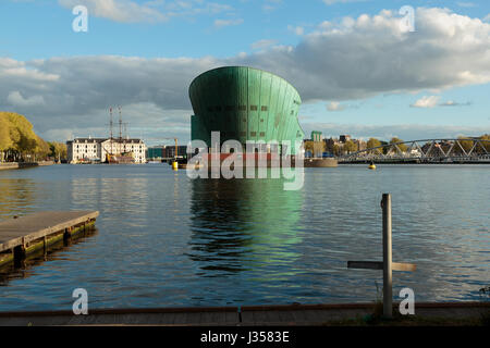 Une photographie de l'édifice abritant le Musée des sciences NEMO dans la ville d'Amsterdam, Pays-Bas. Ce géant de la construction écologique, conçu pour ressembler à un Banque D'Images