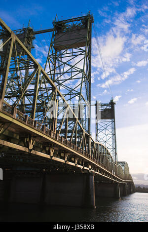 Passage en coupe metal levage construire à partir de transport fermes triangulaire pont sur la rivière Columbia, reliant l'Oregon et de Washington Banque D'Images