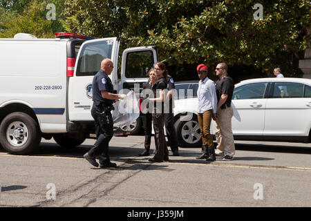 Les femmes menotté et arrêté par la police US Capitol - Washington, DC USA Banque D'Images