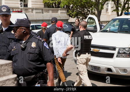 Les femmes menotté et arrêté par la police US Capitol - Washington, DC USA Banque D'Images