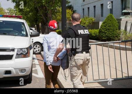 Femme menotté et arrêté par la police US Capitol - Washington, DC USA Banque D'Images