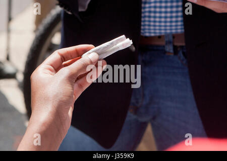 Closeup of woman holding joints de marijuana - USA Banque D'Images