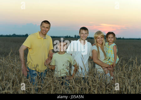 Heureux parents avec enfants au coucher du soleil Banque D'Images