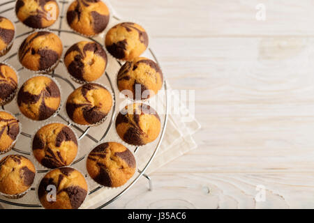 Muffins sur une plaque sur fond de bois clair. Focus sélectif. Banque D'Images