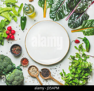 Verts frais, des légumes et des grains entiers, plaque blanche dans le centre Banque D'Images