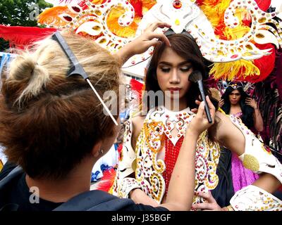 ANTIPOLO CITY, PHILIPPINES - 1 mai 2017 : un maquillage artiste applique faire jusqu'à un défilé de costumes colorés dans son participant au cours du Festival Sumaka Banque D'Images