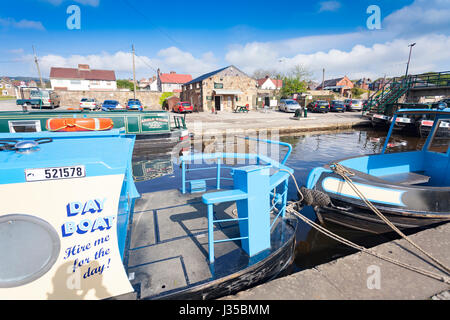 Bassin de Trevor et un centre de visiteurs dans le Nord du Pays de Galles sur un ciel bleu journée par jour Location bateaux sur le canal de Llangollen Banque D'Images