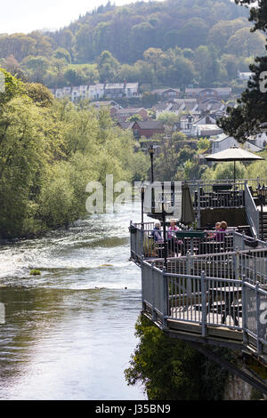 Les personnes bénéficiant de la météo et d'une vue panoramique sur la rivière Dee à Llangollen à partir de l'Hôtel Royal sur les rives du fleuve dans le Nord du Pays de Galles Banque D'Images