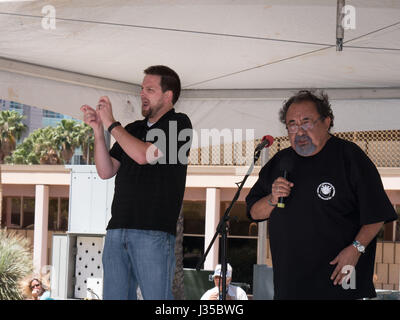 Champion de l'environnement et des droits de l'homme, membre du Congrès américain Raúl Manuel Grijalva parle lors de la Marche pour le climat (soutenue par une main-sign interprète pour les sourds) à Tucson, Arizona, USA, 29 avril 2017 Banque D'Images