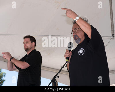 Champion de l'environnement et des droits de l'homme, membre du Congrès américain Raúl Manuel Grijalva parle lors de la Marche pour le climat (soutenue par une main-sign interprète pour les sourds) à Tucson, Arizona, USA, 29 avril 2017 Banque D'Images