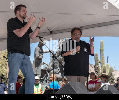 Champion de l'environnement et des droits de l'homme, membre du Congrès américain Raúl Manuel Grijalva parle lors de la Marche pour le climat (soutenue par une main-sign interprète pour les sourds) à Tucson, Arizona, USA, 29 avril 2017 Banque D'Images