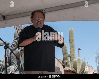 Champion de l'environnement et des droits de l'homme, membre du Congrès américain Raúl Manuel Grijalva parle lors de la Marche pour le climat à Tucson, Arizona, USA, 29 avril 2017 Banque D'Images