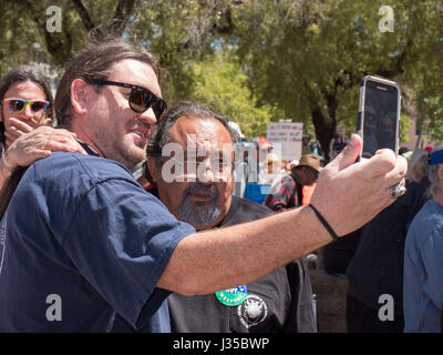 Champion de l'environnement et des droits de l'homme, membre du Congrès américain Raúl Manuel Grijalva selfies pose pour une marche du peuple au climat de la région de Tucson, Arizona, USA, 29 avril 2017. Banque D'Images