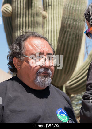 Champion de l'environnement et des droits de l'homme, membre du Congrès américain Raúl Manuel Grijalva écoute à une question d'un journaliste sur la climat de Mars à Tucson, Arizona, USA, 29 avril 2017 Banque D'Images