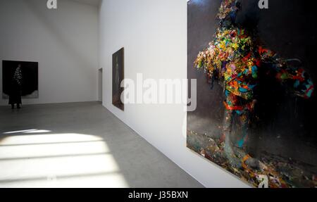 Berlin, Allemagne. Apr 27, 2017. Un visiteur passe par une photo de l'artiste Jonas Burgert dans l'exposition 'Zeitlaich' à la Blain Galerie sud à Berlin, Allemagne, 27 avril 2017. La galerie Week-end à Berlin seront établies à partir de présenter des expositions et des artistes dans 47 galeries à travers Berlin entre le 28 et le 30 avril 2017. Photo : Monika Skolimowska/dpa/Alamy Live News Banque D'Images