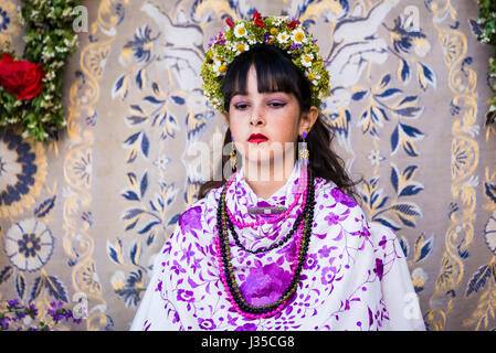 Colmenar Viejo, Madrid. L'Espagne. 2 mai, 2017. Jeune fille espagnole en costume traditionnel à la Fiesta de Las Mayas. 'La Maya' est situé sur l'autel, toujours très silencieux et grave. Le festival est une ancienne célébration païenne du début de printemps. Credit : M. Ramirez/Alamy Live News Banque D'Images