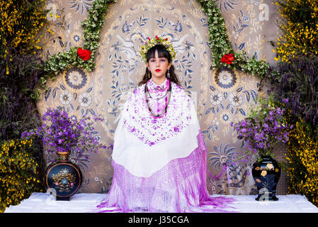 Colmenar Viejo, Madrid. L'Espagne. 2 mai, 2017. Jeune fille espagnole en costume traditionnel à la Fiesta de Las Mayas. 'La Maya' est situé sur l'autel, toujours très silencieux et grave. Le festival est une ancienne célébration païenne du début de printemps. Credit : M. Ramirez/Alamy Live News Banque D'Images