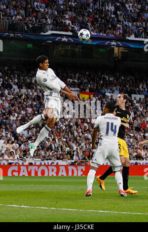 Madrid, Espagne. 09Th Mai, 2017. Raphael Varane (5) joueur du Real Madrid. L'UEFA entre le Real Madrid vs Atletico de Madrid au Santiago Bernabeu à Madrid, Espagne, le 2 mai 2017 . Gtres más información : crédit en ligne Comuniación,S.L./Alamy Live News Banque D'Images