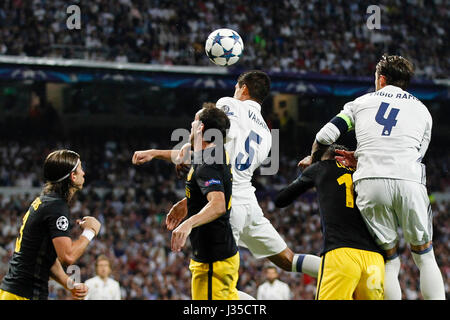 Madrid, Espagne. 09Th Mai, 2017. Raphael Varane (5) joueur du Real Madrid. L'UEFA entre le Real Madrid vs Atletico de Madrid au Santiago Bernabeu à Madrid, Espagne, le 2 mai 2017 . Gtres más información : crédit en ligne Comuniación,S.L./Alamy Live News Banque D'Images