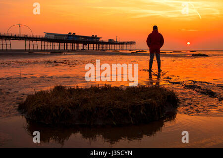 Southport, Merseyside, 2e mai 2017. Météo britannique. Un homme regarde un magnifique coucher de soleil car il s'appuie sur la jetée victorienne de Southport Merseyside. Southport Pier est un bâtiment classé Grade II sur la côte nord-ouest de l'Angleterre. Ouvert pour la première fois en 1860, il s'étend sur une longueur de 1 108 mètres (3 635 ft) et est la deuxième plus longue en Grande-Bretagne. Il a été classé de Grade II le 18 août 1975 & attire toujours des milliers de visiteurs chaque année. Credit : Cernan Elias/Alamy Live News Banque D'Images