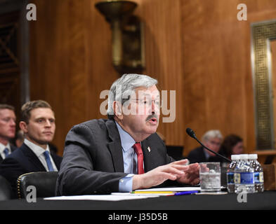 Washington, USA. 2 mai, 2017. Le gouverneur de l'Iowa, Terry Branstad témoigne devant le Comité des relations étrangères du Sénat américain sur l'audience étant donné qu'il est ambassadeur des États-Unis à la Chine sur la colline du Capitole à Washington, DC, États-Unis, le 2 mai 2017. Le Président américain Donald Trump's pick pour l'Ambassadeur de Chine, Terry Branstad, a déclaré mardi que si elle est confirmée, il travaillerait à 'une influence positive" les relations sino-américaines. Credit : Bao Dandan/Xinhua/Alamy Live News Banque D'Images