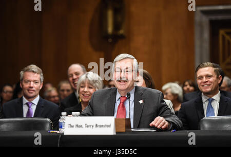 Washington, USA. 2 mai, 2017. Le gouverneur de l'Iowa, Terry Branstad (avant) témoigne devant le Comité des relations étrangères du Sénat américain sur l'audience étant donné qu'il est ambassadeur des États-Unis à la Chine sur la colline du Capitole à Washington, DC, États-Unis, le 2 mai 2017. Le Président américain Donald Trump's pick pour l'Ambassadeur de Chine, Terry Branstad, a déclaré mardi que si elle est confirmée, il travaillerait à 'une influence positive" les relations sino-américaines. Credit : Bao Dandan/Xinhua/Alamy Live News Banque D'Images