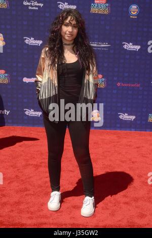 Alessia Cara aux arrivées pour Disney Radio Music Awards - Arrivals, Microsoft Theatre, Los Angeles, CA, le 29 avril 2017. Photo par : Priscilla Grant/Everett Collection Banque D'Images