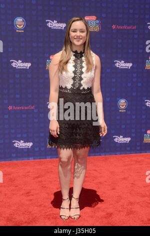 Hayley Orrantia aux arrivées pour Disney Radio Music Awards - Arrivals, Microsoft Theatre, Los Angeles, CA, le 29 avril 2017. Photo par : Priscilla Grant/Everett Collection Banque D'Images