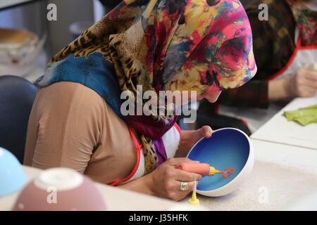 Kutahay, Turquie. Apr 25, 2017. Un artiste peint sur une base Cini dans une usine en Kutahay, Turquie, le 25 avril 2017. Cini est une sorte de faïence traditionnelle de l'industrie de la poterie qui a été original à partir de la Chine et est devenu mûri au cours de la période ottomane. En langue turque, Cini signifie "de Chine". Depuis 1950, la production Turque Cini a été industrialisé et combinée avec la vie quotidienne, qui a rapidement accru sa part dans le marché de la céramique. Credit : Qin Yanyang/Xinhua/Alamy Live News Banque D'Images