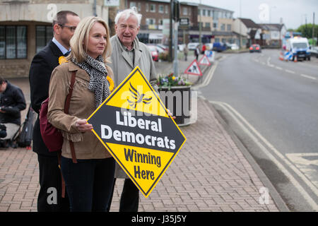 Oxford, UK. 3 mai, 2017. Les libéraux-démocrates pour attendre l'arrivée de la bataille des libéraux démocrates qui bus Tim Farron chef du village de Kidlington dans l'Oxfordshire pour faire campagne pour la prochaine élection générale. Credit : Mark Kerrison/Alamy Live News Banque D'Images