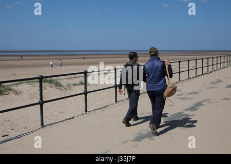 Crosby Coastal Park, le Merseyside (Royaume-Uni). 3 mai, 2017. Météo britannique. Soleil dans les navigateurs de Liverpool, une partie de la vaste exploitation des sables bitumineux se joindre à Merseyside et la côte de Sefton. Le chemin côtier de Sefton exécute tous les 22 milles de la côte de Crosby Beach vers le nord avec une belle vue sur l'estuaire de la Mersey et est maintenant célèbre pour la sculpture de l'artiste Antony Gormley un autre lieu. /AlamyLiveNews MediaWorldImages crédit ; Banque D'Images