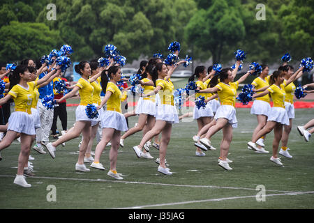 Beijing, Chine, Province de Zhejiang. 3 mai, 2017. Les étudiants de l'Université de Technologie de Zhejiang effectuer au cours d'une célébration de la fête de la jeunesse, qui tombe le 4 mai, à l'est de Hangzhou, Province de Zhejiang en Chine, le 3 mai 2017. Credit : Xu Yu/Xinhua/Alamy Live News Banque D'Images