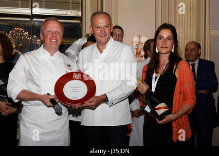 Paris, France. 2 mai, 2017. David Bizet (L'orangerie) lauréat dans la catégorie Révélation de l'année et Christian Le Squer assister soirée de lancement de l'édition 2017 du Guide Pudlowski au Four Seasons Hotel George V. Crédit : Bernard Menigault/Alamy Live News Banque D'Images