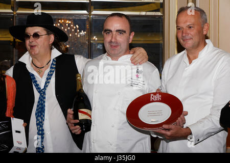 Paris, France. 2 mai, 2017. Marc Veyrat, Christophe Hierax (La Vendéenne) lauréat dans la catégorie poissonnier et Christian Le Squer assister soirée de lancement de l'édition 2017 du Guide Pudlowski au Four Seasons Hotel George V. Crédit : Bernard Menigault/Alamy Live News Banque D'Images