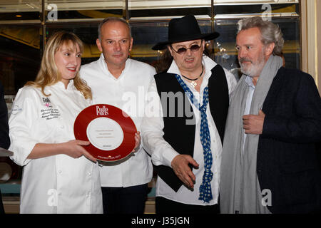 Paris, France. 2 mai, 2017. Alexia Santini (Maison de Chaudun) lauréat dans la catégorie chocolatier, Christian Le Squer et Marc Veyrat assister à la soirée de lancement de l'édition 2017 du Guide Pudlowski au Four Seasons Hotel George V. Crédit : Bernard Menigault/Alamy Live News Banque D'Images