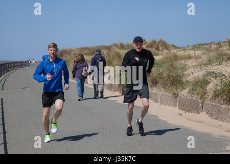 Parc Côtier Crosby, Merseyside. Météo britannique. Soleil dans les navigateurs de Liverpool, une partie de la vaste exploitation des sables bitumineux se joindre à Merseyside et la côte de Sefton. Le chemin côtier de Sefton exécute tous les 22 milles de la côte de Crosby Beach vers le nord avec une belle vue sur l'estuaire de la Mersey et est maintenant célèbre pour la sculpture de l'artiste Antony Gormley un autre lieu. /AlamyLiveNews MediaWorldImages crédit ; Banque D'Images