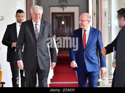 Prague, République tchèque. 06Th Mai, 2017. Le premier ministre tchèque Bohuslav Sobotka (à droite) rencontre le ministre bavarois Horst Seehofer, président (à gauche) à Prague, République tchèque, le 3 mai 2017. Photo : CTK Michal Dolezal/Photo/Alamy Live News Banque D'Images