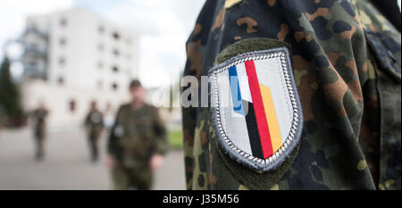 Strasbourg, France. 06Th Mai, 2017. Un soldat de la Brigade franco-allemande vu en face du bâtiment administratif du 291e Bataillon d'infanterie des Forces armées allemandes à Illkirch près de Strasbourg, France, 03 mai 2017. La terreur suspect Lieutenant Franco A. était basé là-bas. Le ministre allemand de la défense, Ursula von der Leyen (pas sur la photo) s'est rendue à la caserne le jour même. Photo : Patrick Seeger/dpa/Alamy Live News Banque D'Images