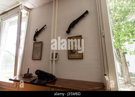 Strasbourg, France. 06Th Mai, 2017. Armes accrocher sur le mur du salon, la soi-disant bunker, du 291e Bataillon d'infanterie des Forces armées allemandes à Illkirch près de Strasbourg, France, 03 mai 2017. La terreur suspect Lieutenant Franco A. était basé là-bas. Le ministre allemand de la défense, Ursula von der Leyen (pas sur la photo) s'est rendue à la caserne le jour même. Photo : Patrick Seeger/dpa/Alamy Live News Banque D'Images