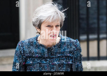 Downing Street, Londres, 3 mai 2017. Le Premier ministre britannique Theresa mai rencontre la presse à l'extérieur de 10 Downing Street après sa visite au palais de Buckingham pour demander l'autorisation de la Reine de dissoudre le Parlement avant l'élection générale qui se tiendra le 8 juin 2017. Crédit : Paul Davey/Alamy Live News Banque D'Images