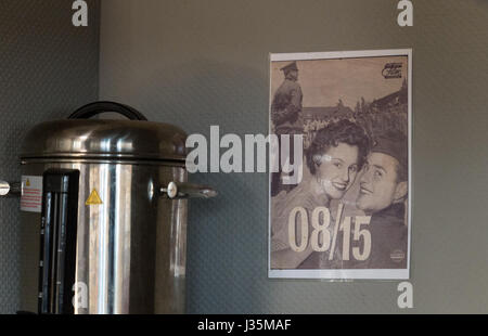 Strasbourg, France. 06Th Mai, 2017. Une affiche du film '08/15' pend sur le mur du salon, la soi-disant bunker, du 291e Bataillon d'infanterie des Forces armées allemandes à Illkirch près de Strasbourg, France, 03 mai 2017. La terreur suspect Lieutenant Franco A. était basé là-bas. Le ministre allemand de la défense, Ursula von der Leyen (pas sur la photo) s'est rendue à la caserne le jour même. Photo : Patrick Seeger/dpa/Alamy Live News Banque D'Images