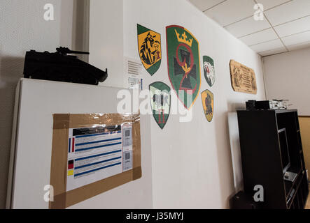 Strasbourg, France. 06Th Mai, 2017. Différents blasons accrocher sur le mur du salon, la soi-disant bunker, du 291e Bataillon d'infanterie des Forces armées allemandes à Illkirch près de Strasbourg, France, 03 mai 2017. La terreur suspect Lieutenant Franco A. était basé là-bas. Le ministre allemand de la défense, Ursula von der Leyen (pas sur la photo) s'est rendue à la caserne le jour même. Photo : Patrick Seeger/dpa/Alamy Live News Banque D'Images