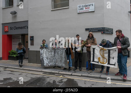 Londres, Royaume-Uni. 3e mai 2017. Les manifestants demandent à la LSE pour mettre l'égalité qui est à la racine de son enseignement en pratique pour la les bas salaires à la LSE dans une campagne continue en utilisant 'désobéissance civile pacifique combinant l'art, l'humour et le ridicule' pour obtenir la gestion de la LSE pour mettre fin à cette hypocrisie. Les étudiants ont cessé de protester à l'extérieur de la bibliothèque et forcés de se déplacer sur la route à l'extérieur, où ils affichent des fleurs, des affiches et des banderoles et distribué plusieurs centaines de tracts. Crédit : Peter Marshall/Alamy Live News Banque D'Images